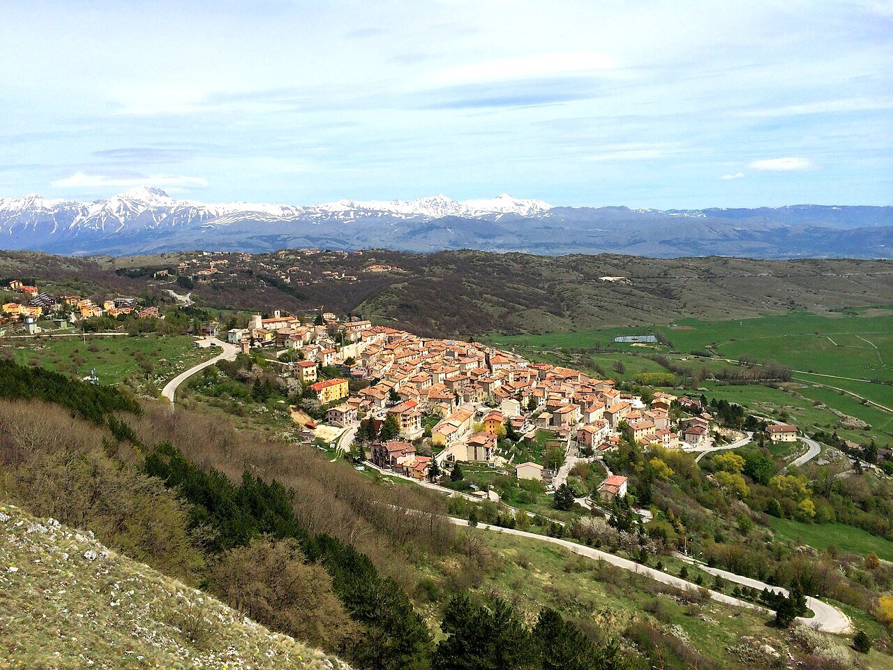 Vista aerea del borgo di Rocca di Cambio in Abruzzo | © Di Lasacrasillaba - Opera propria, CC BY-SA 4.0, Wikimedia