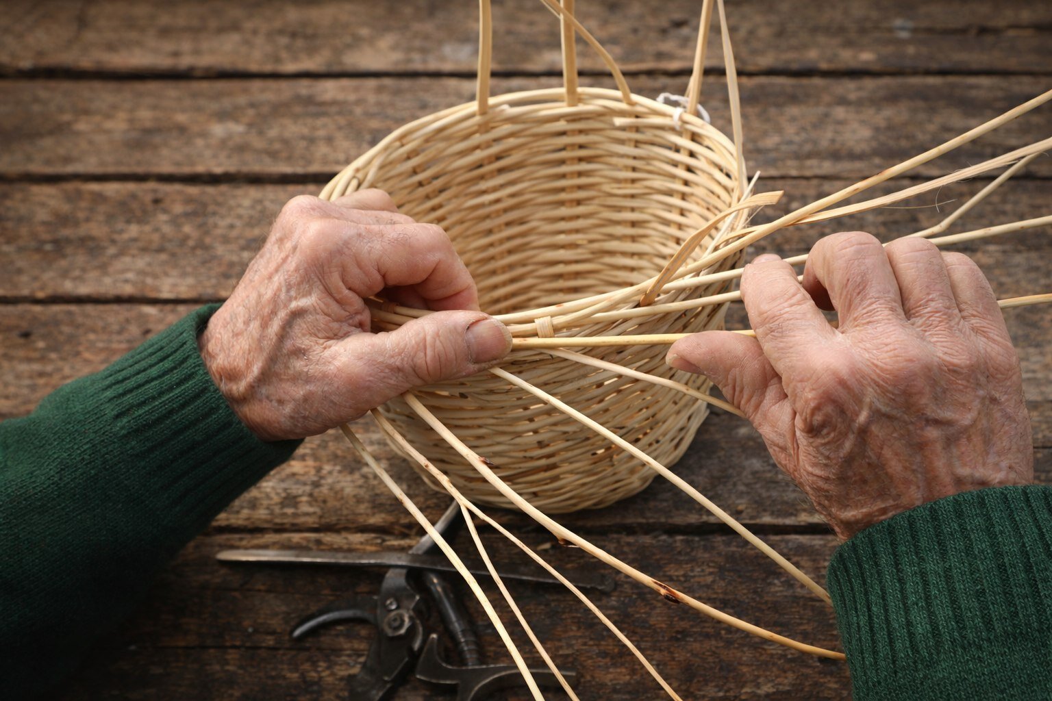 L'arte della cesteria abruzzese nelle mani di un artigiano | © Immagine generata da IA
