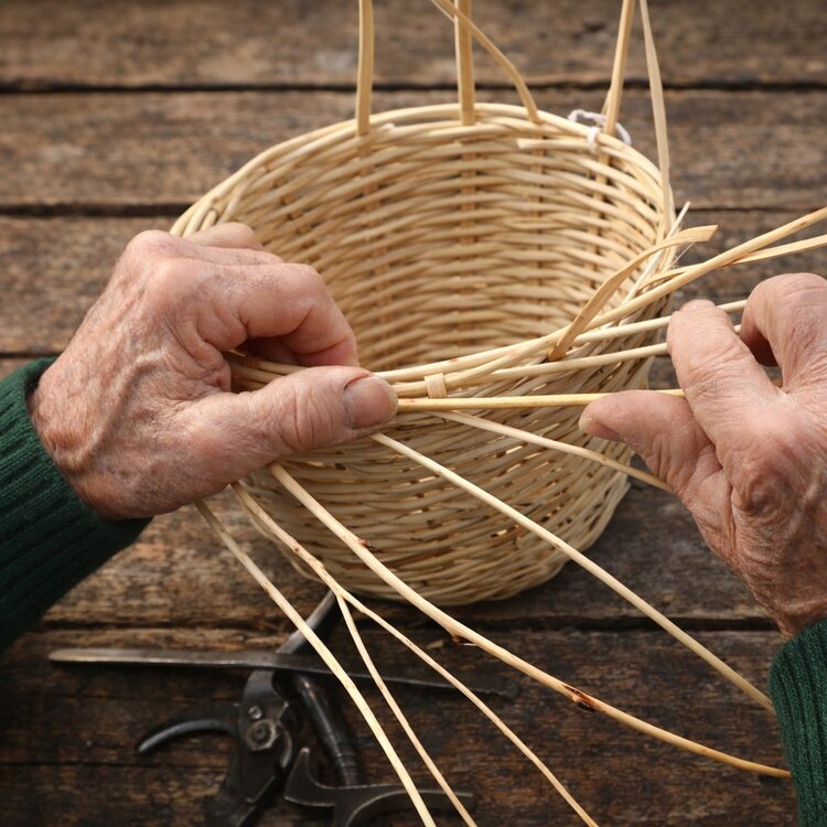 L'arte della cesteria abruzzese nelle mani di un artigiano | © Immagine generata da IA