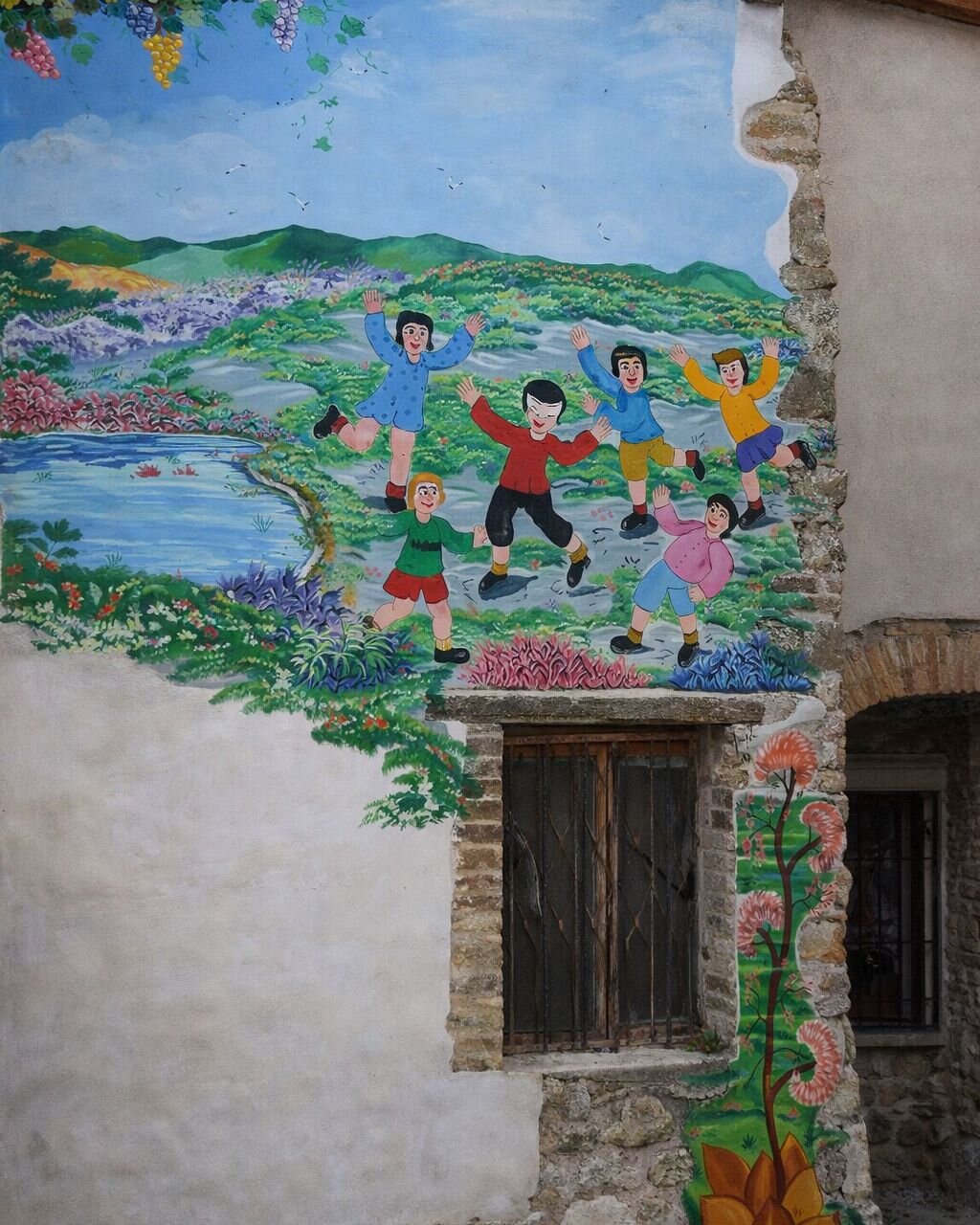 Casa dipinta con murales a Tossicia in Abruzzo | © Wikimedia ottimizzato con IA