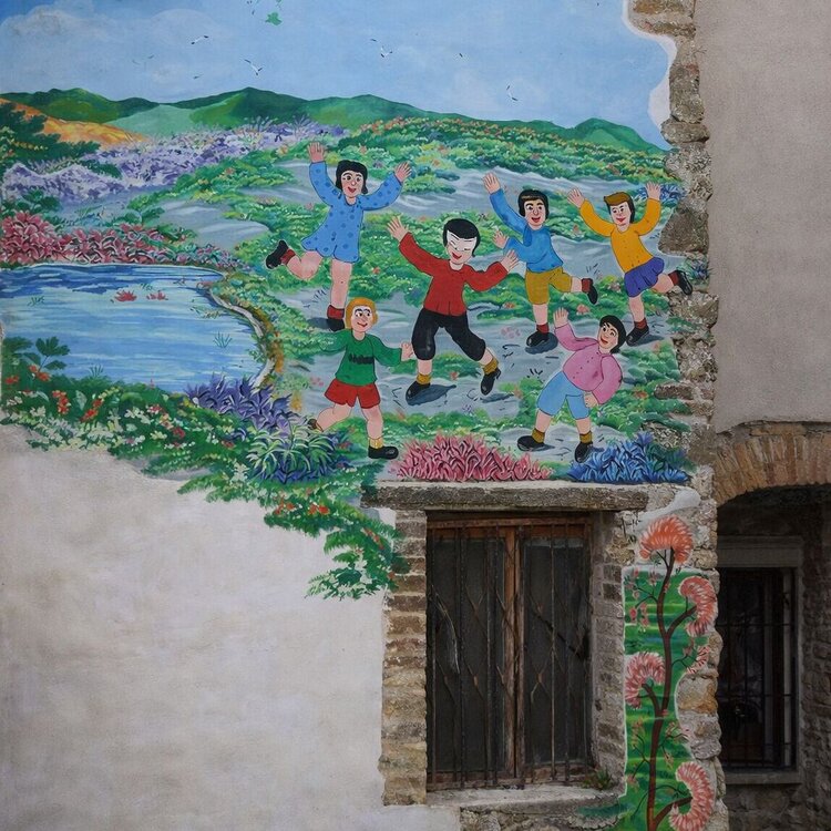 Casa dipinta con murales a Tossicia in Abruzzo | © Wikimedia ottimizzato con IA