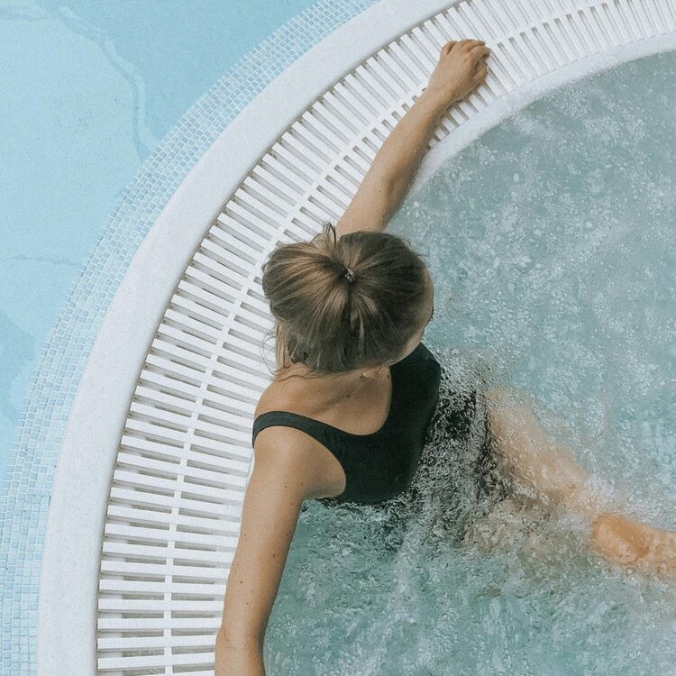 Donna in vasca idromassaggio alle Terme di Popoli in Abruzzo | © Pexels