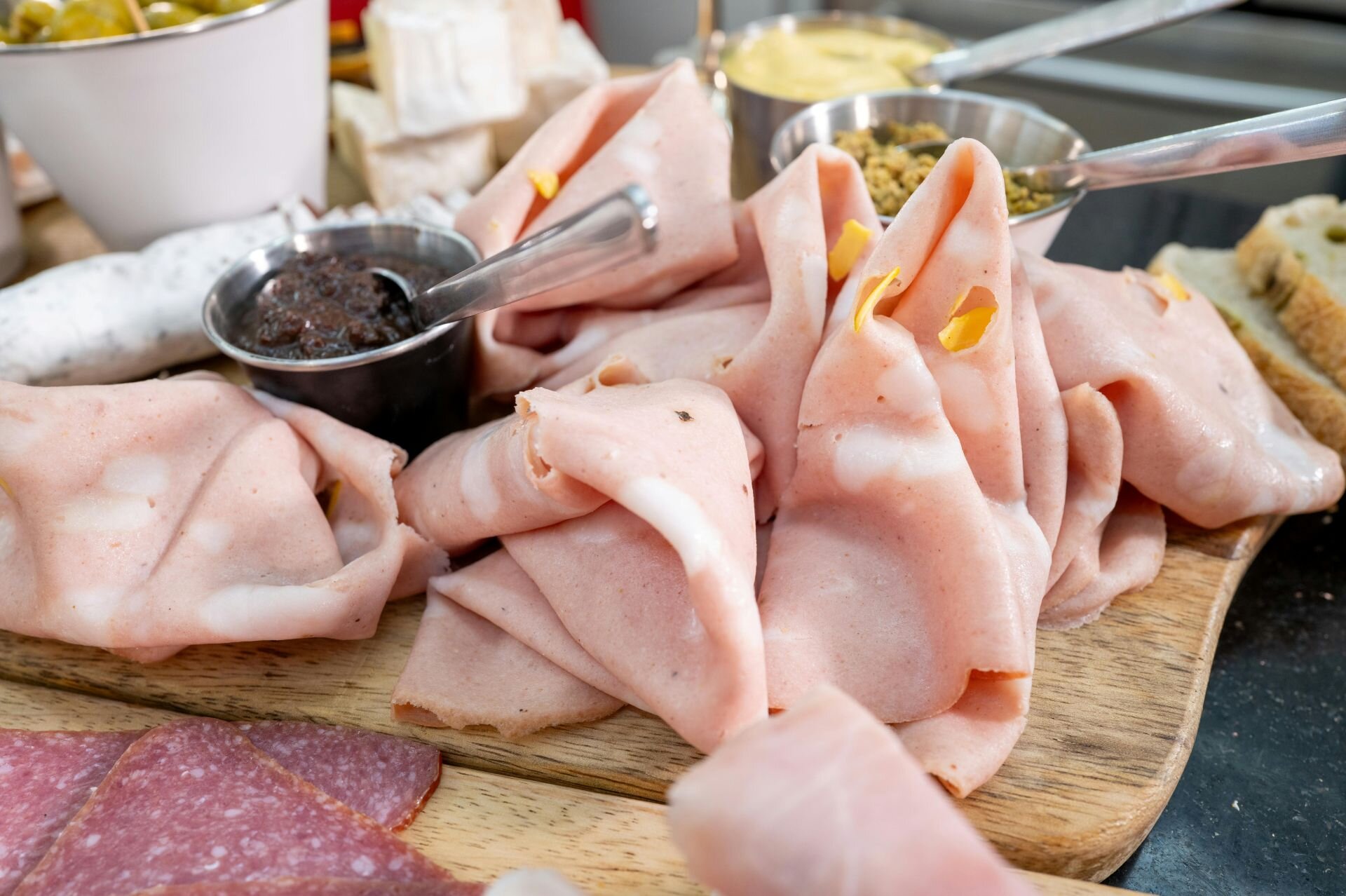 Prodotto tipico abruzzese: la mortadella di Campotosto | © Pexels
