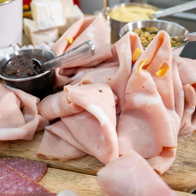 Prodotto tipico abruzzese: la mortadella di Campotosto | © Pexels