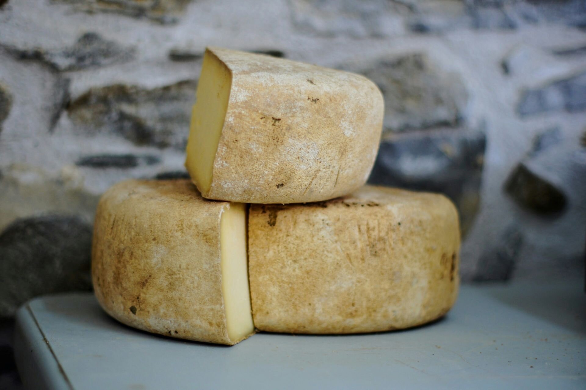Tre formaggi pecorini tipici dall'Abruzzo interno | © Pexels