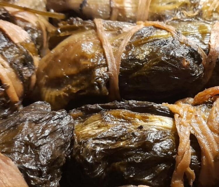 Involtini tipici abruzzesi chiamati mazzarelle | © Generato da IA