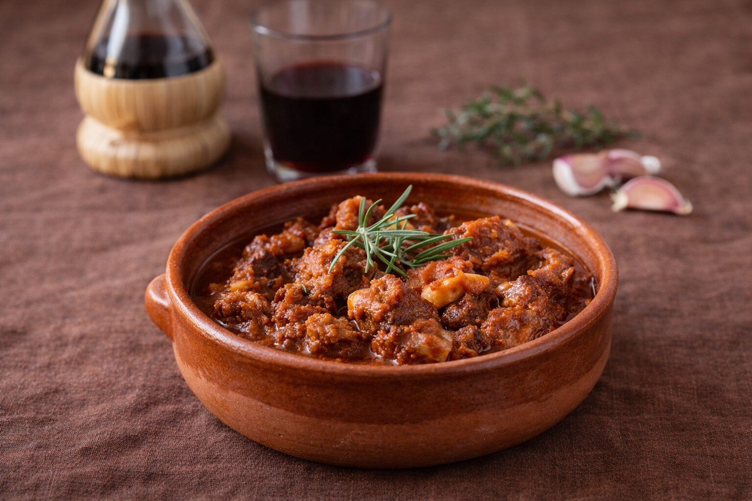 Piatto di terracotta con la carne, il famoso cif e ciaf abruzzese | © Generato da IA