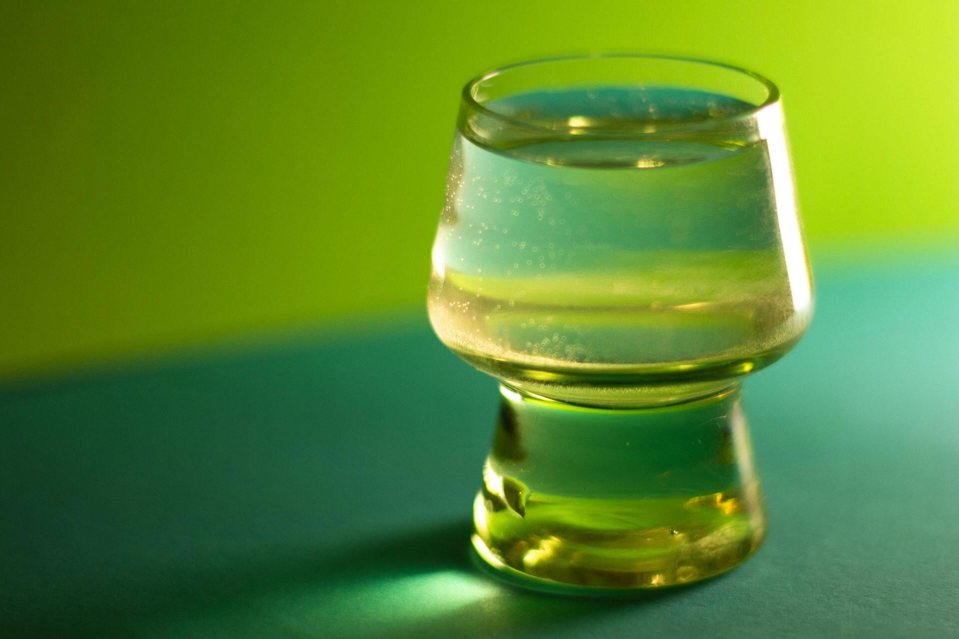 Bicchierino con liquore centerbe abruzzese di un intenso verde | © Pexels