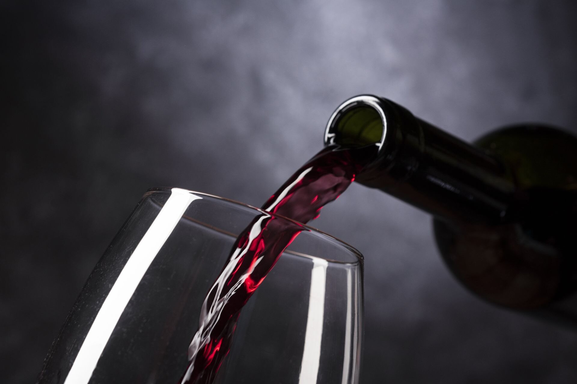 Bottiglia di vino Montepulciano d'Abruzzo, il rosso abruzzese più ambito | © Pixabay