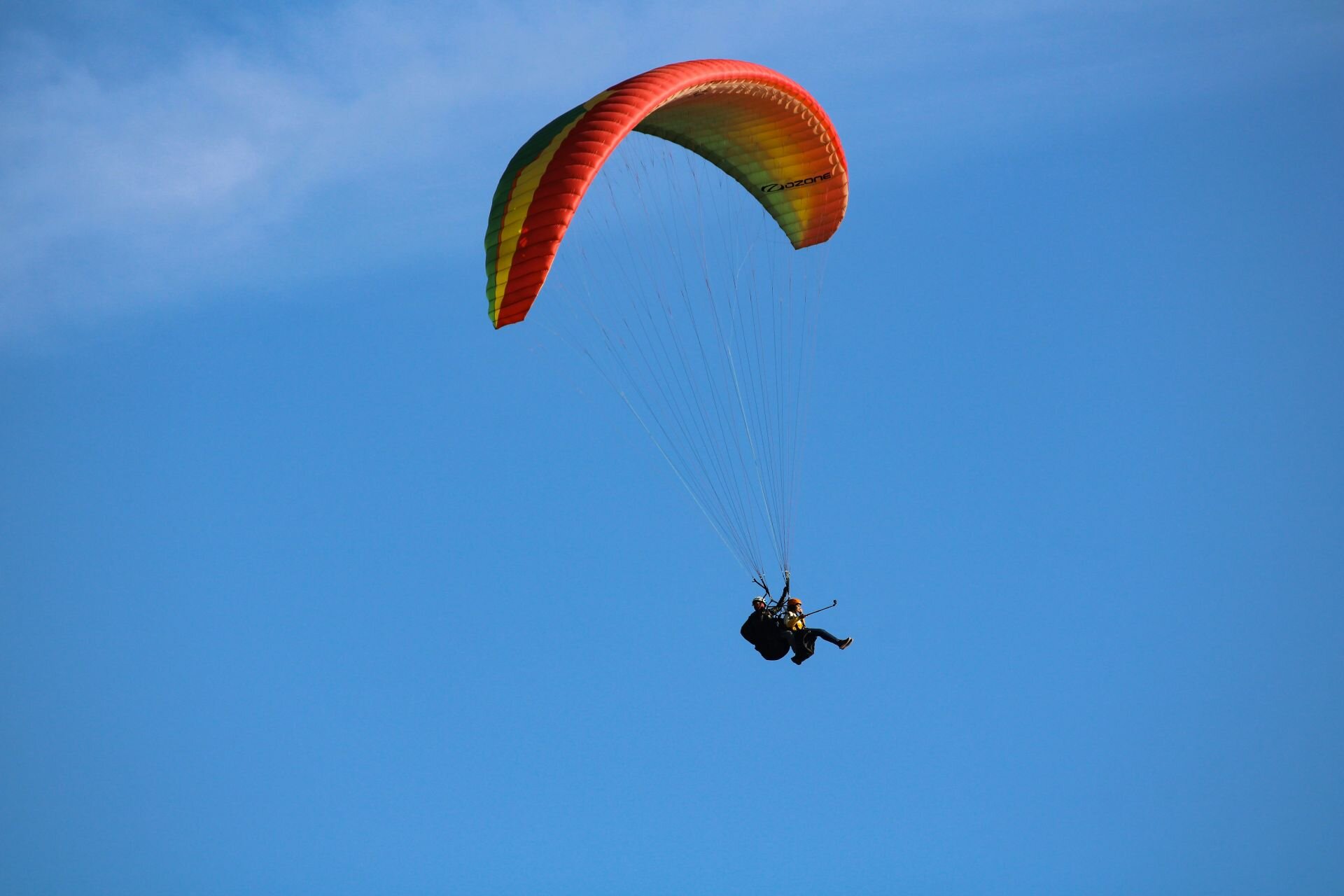 Un uomo in parapendio sugli Appennini abruzzesi | © Pixabay