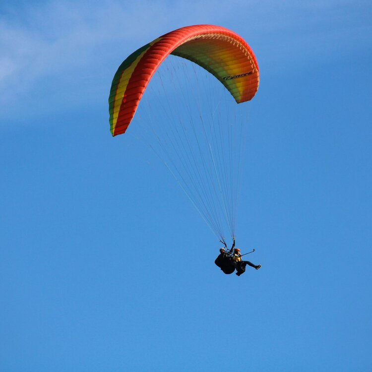 Un uomo in parapendio sugli Appennini abruzzesi | © Pixabay