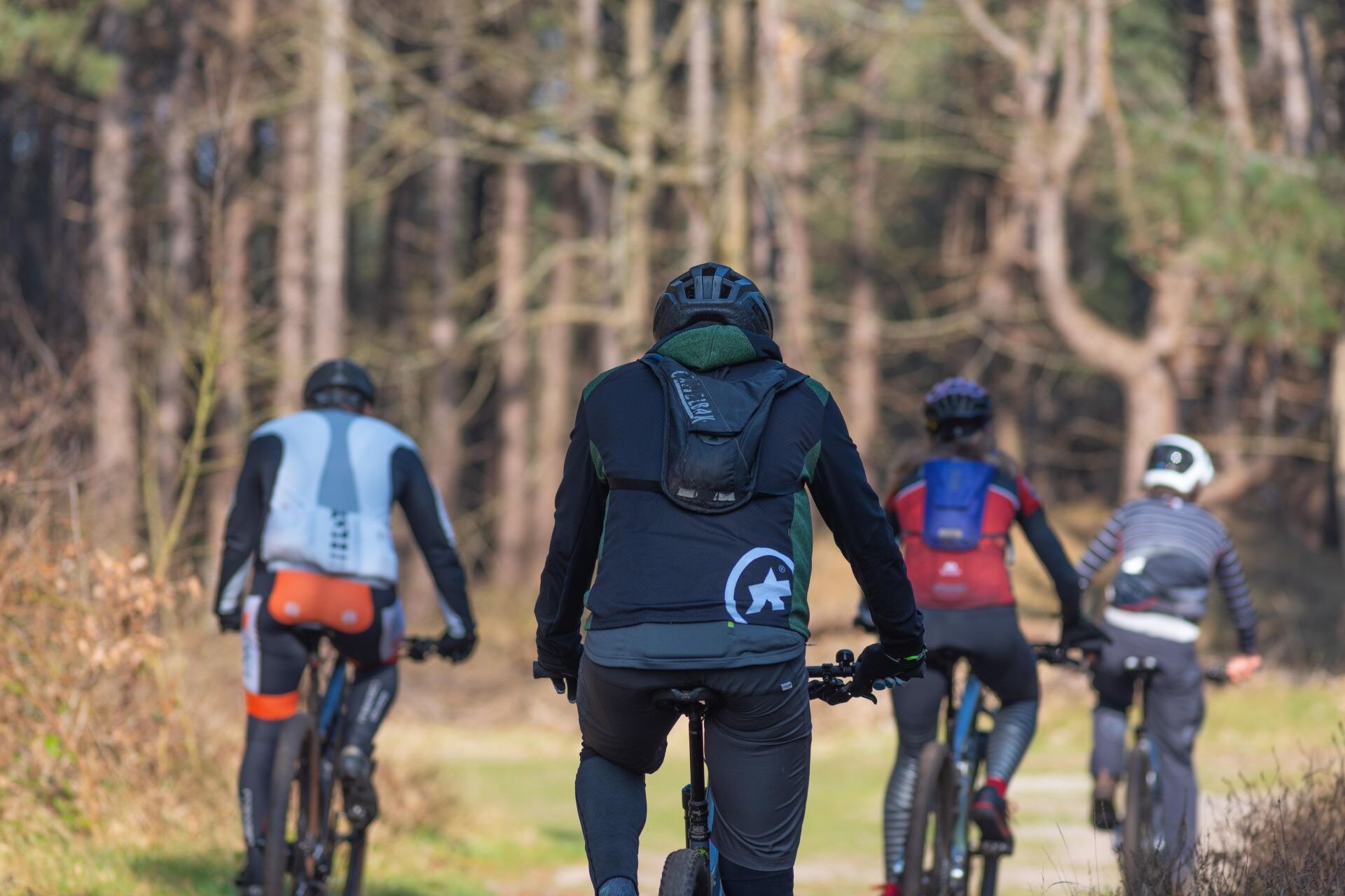 Gruppo di ciclisti in un sentiero in Abruzzo | © Generato da IA