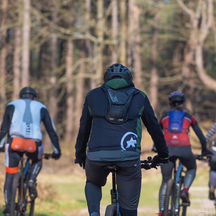 Gruppo di ciclisti in un sentiero in Abruzzo | © Generato da IA