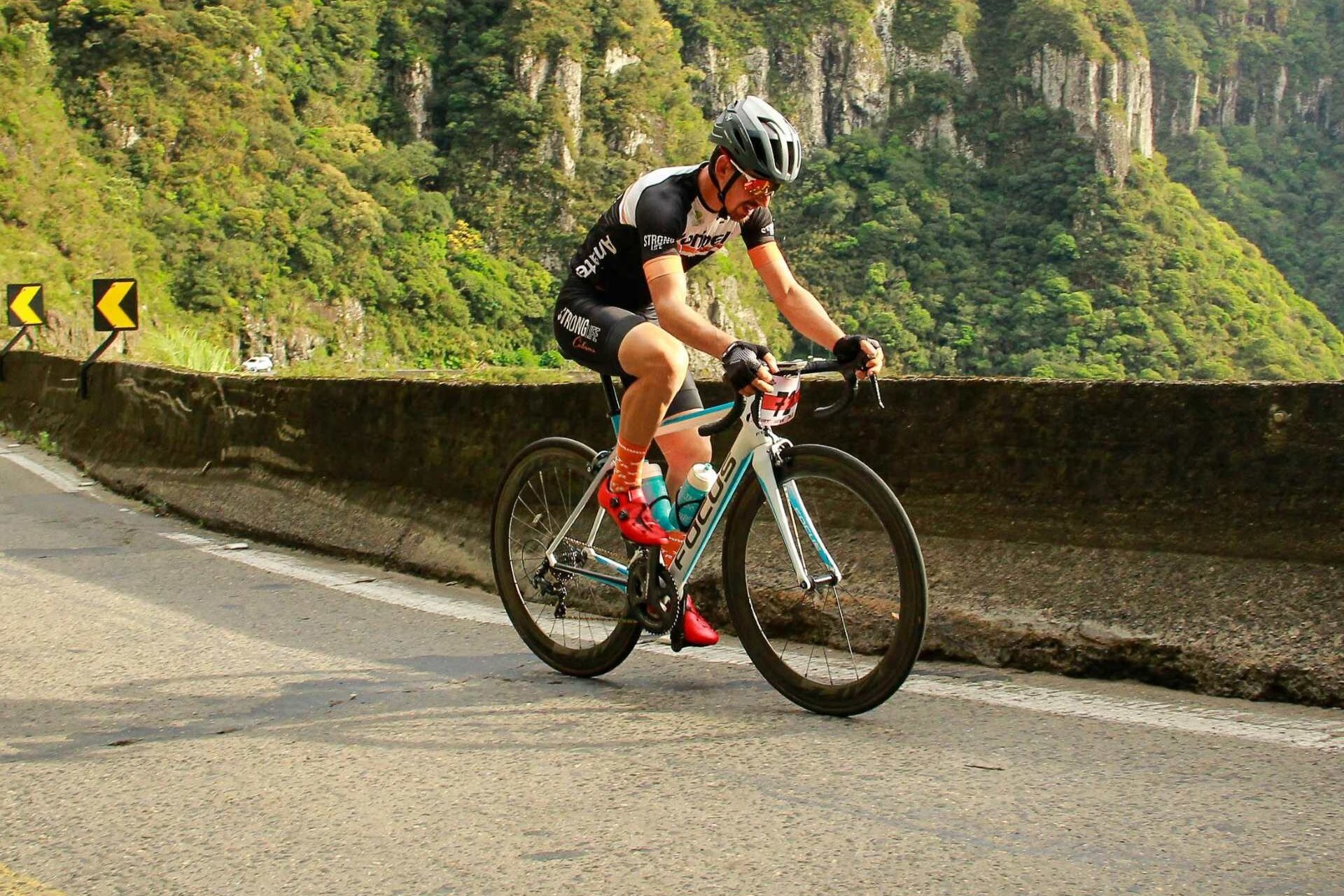 Uomo  pedala in una bici di strada sugli Appennini Abruzzesi | © Pexels
