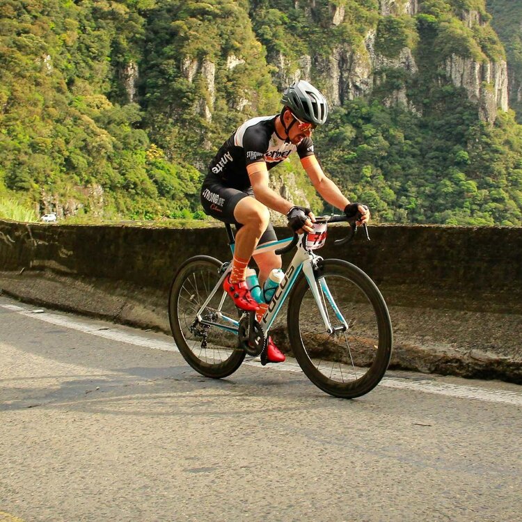 Uomo  pedala in una bici di strada sugli Appennini Abruzzesi | © Pexels