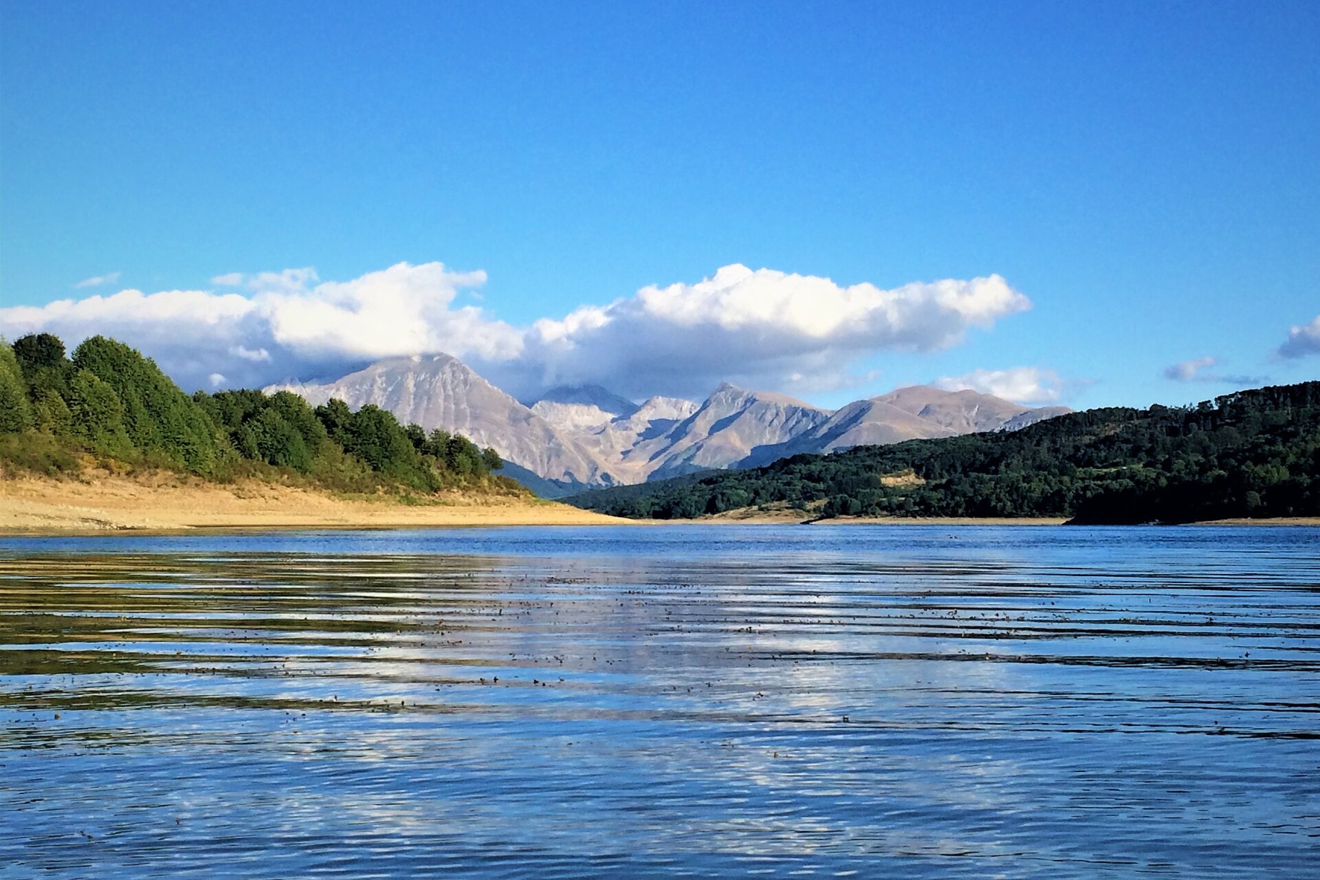 Panoramica del lago di Campotosto sugli Appennini abruzzesi | © Lasacrasillaba  - Wikipedia - CC BY-SA 4.0
