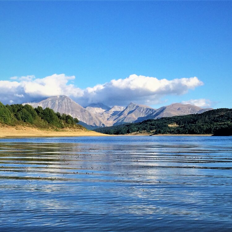 Panoramica del lago di Campotosto sugli Appennini abruzzesi | © Lasacrasillaba  - Wikipedia - CC BY-SA 4.0