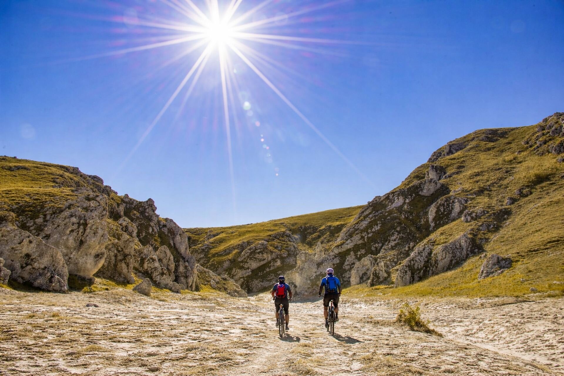 Ciclisti a Campo Imperator in Abruzzo | © Generato da IA
