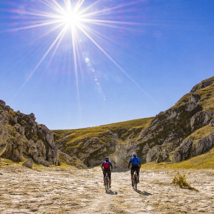 Ciclisti a Campo Imperator in Abruzzo | © Generato da IA