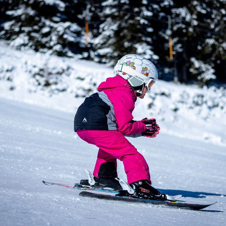Piccola bambina impara a sciare sulle piste dell'Abruzzo | © Pixabay