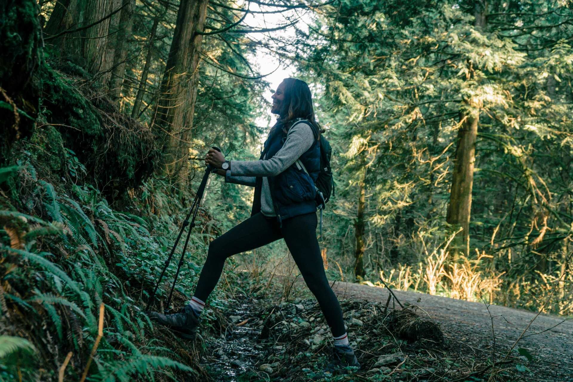 Persona cammina in un sentiero nel bosco negli Appennini | © Pexels