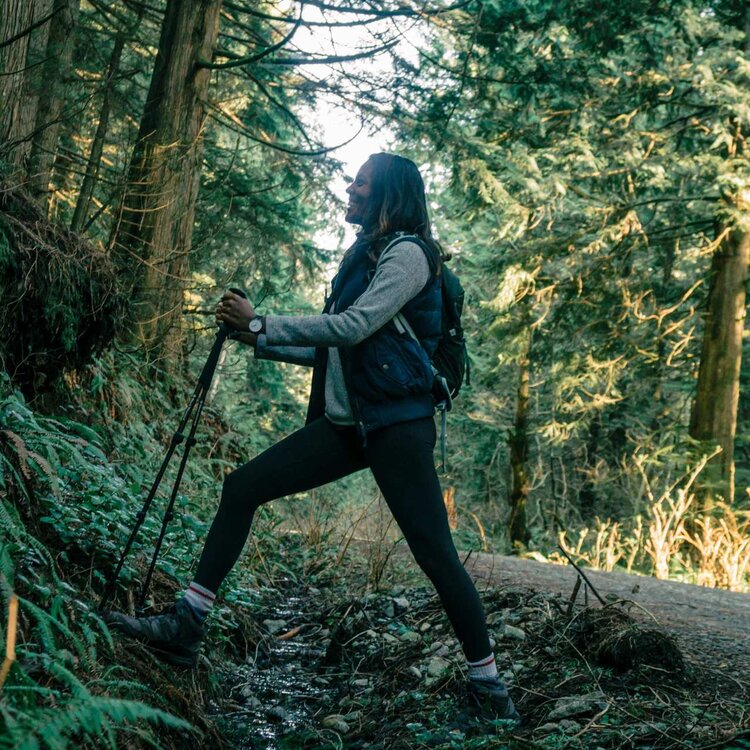 Persona cammina in un sentiero nel bosco negli Appennini | © Pexels