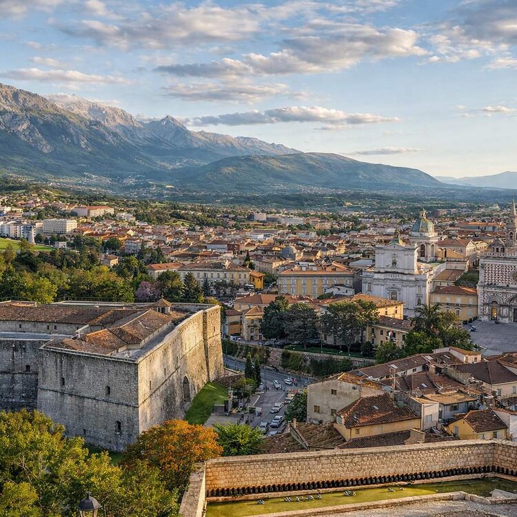 Vista panoramica della città dell'Aquila in Abruzzo | © Generata con IA