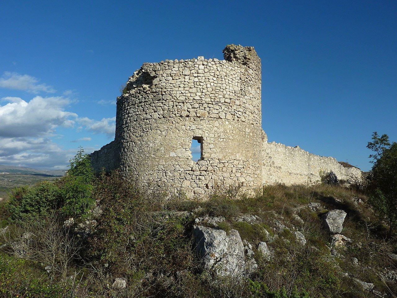 Ruderi del Castello di S. Eusanio - Chiesa della Madonna del Castello