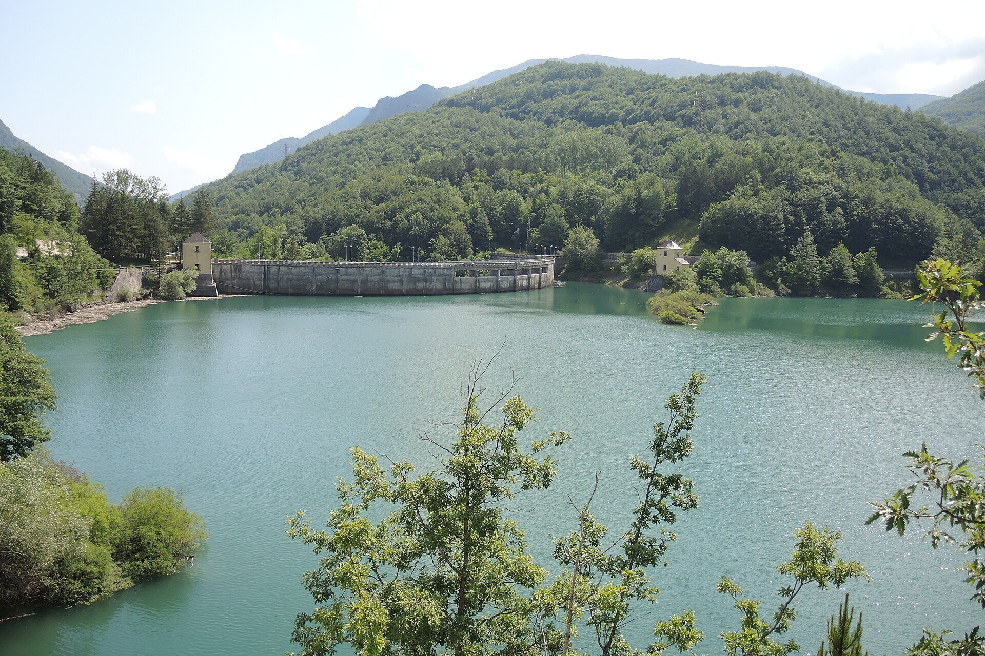 Panoramica del lago di Provvidenza in Abruzzo | © Di Pietro - Opera propria, CC BY-SA 3.0, https://commons.wikimedia.org/w/index.php?curid=27095783