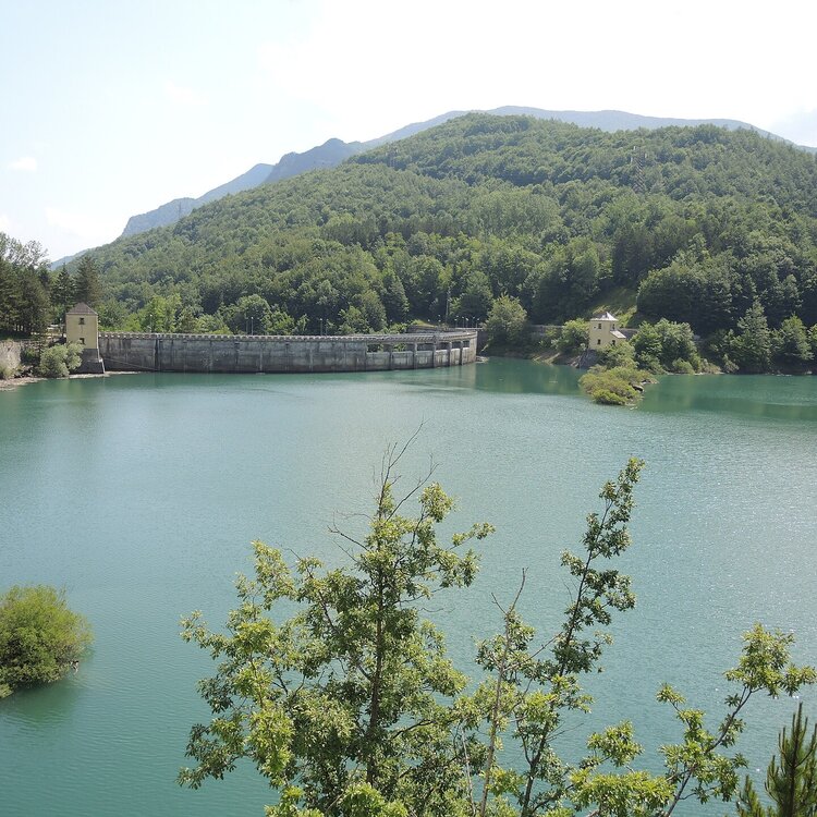 Panoramica del lago di Provvidenza in Abruzzo | © Di Pietro - Opera propria, CC BY-SA 3.0, https://commons.wikimedia.org/w/index.php?curid=27095783