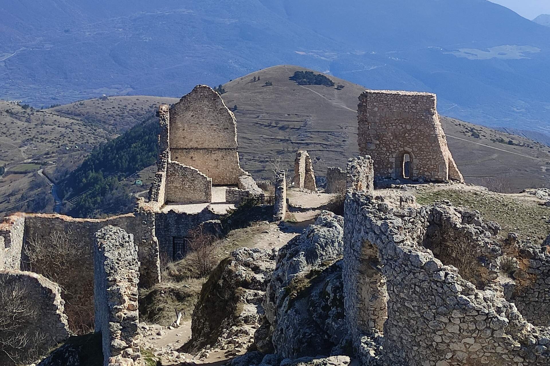 Resti castello a Rocca di Calassio in Abruzzo nelle terre della Baronia | © Kumbe