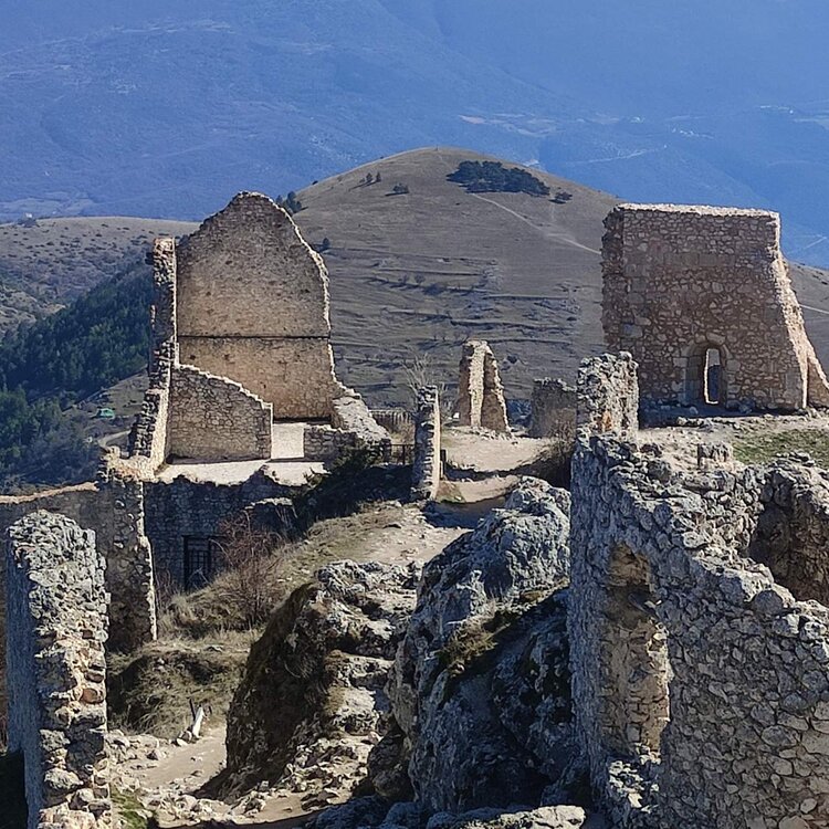 Resti castello a Rocca di Calassio in Abruzzo nelle terre della Baronia | © Kumbe