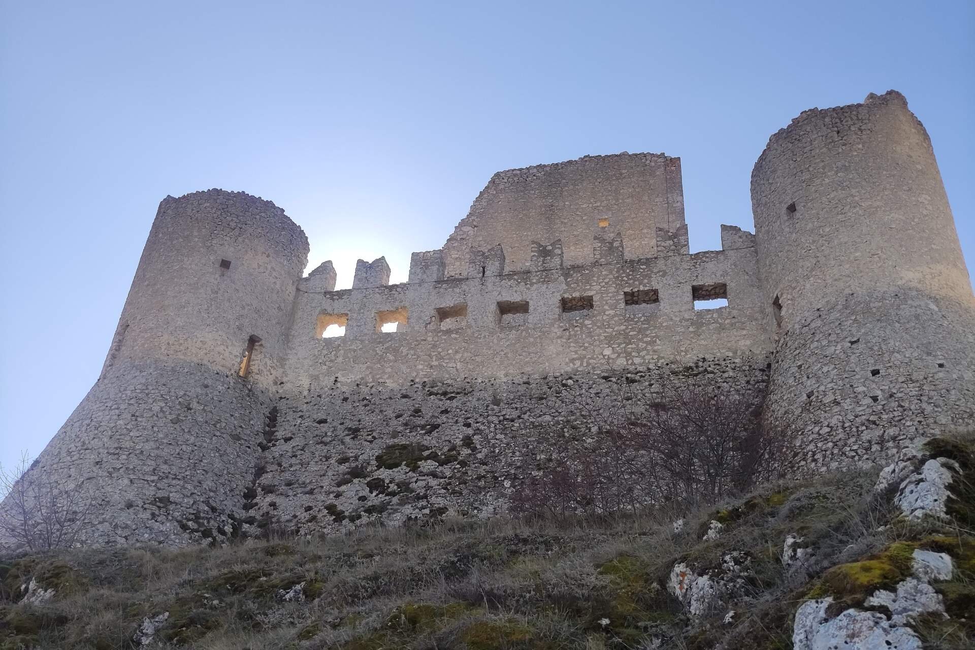 Vista dei resti del Castello di Rocca Calasio | © Kumbe