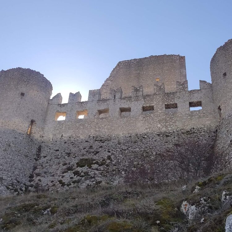 Vista dei resti del Castello di Rocca Calasio | © Kumbe