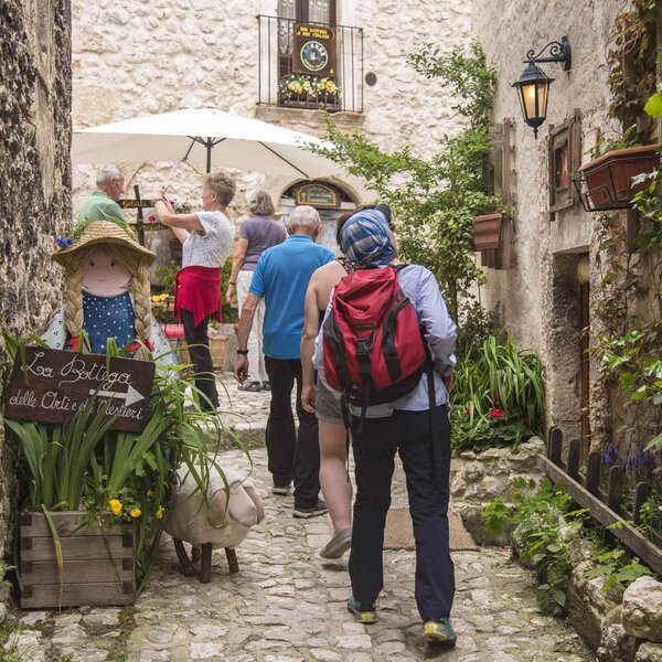 Gruppo di turisti nel centro di Santo Stefano di Sessanio | © USRC Abruzzo