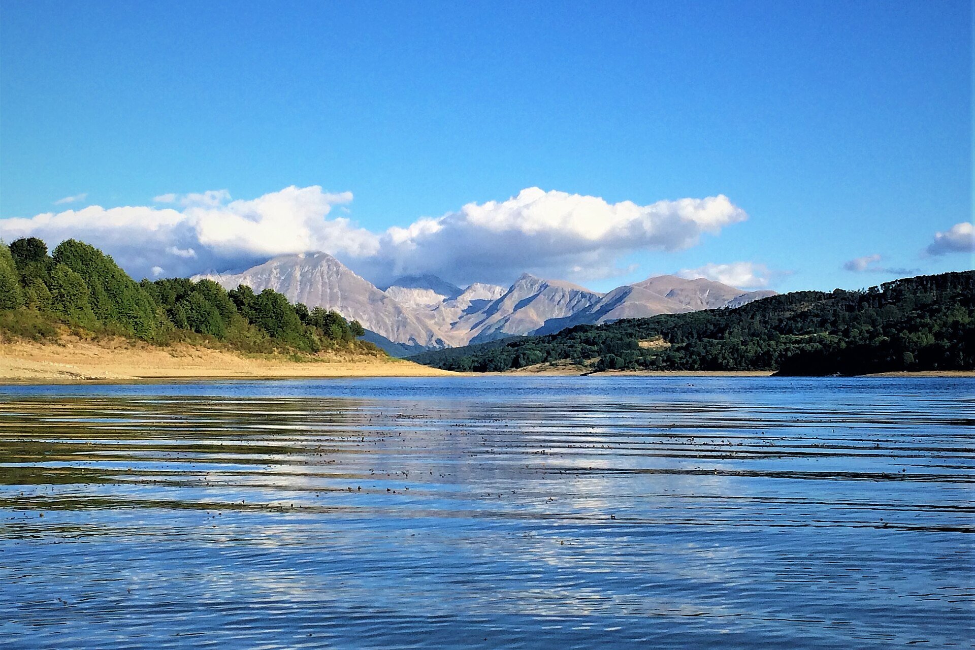 Panoramica del lago di Campotosto | © Wikimedia, Di Lasacrasillaba - Opera propria, CC BY-SA 4.0, 