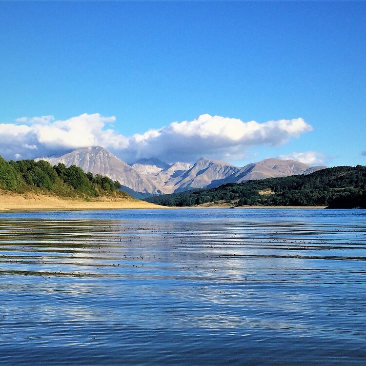 Panoramica del lago di Campotosto | © Wikimedia, Di Lasacrasillaba - Opera propria, CC BY-SA 4.0, 