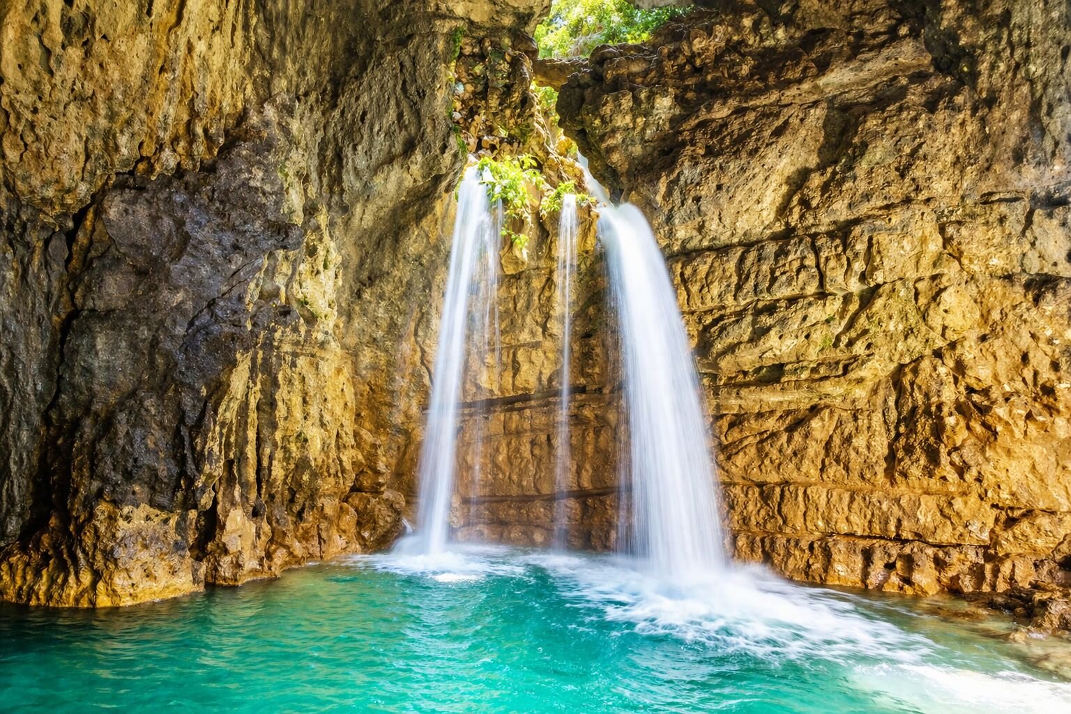 Cascate e grotte Stiffe in Abruzzo | © Generato da IA